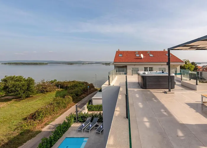 Gorgeous In Nyaraló Pašman